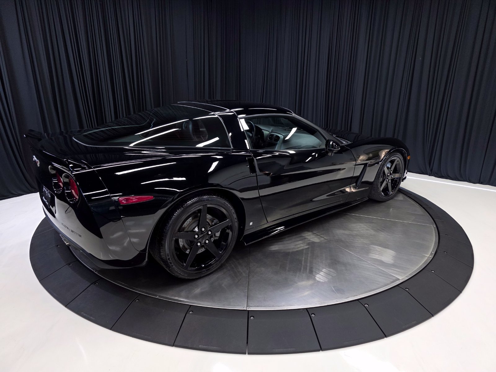 Used 2007 Chevrolet Corvette Coupe w/ Preferred Equipment Group RWD image 12
