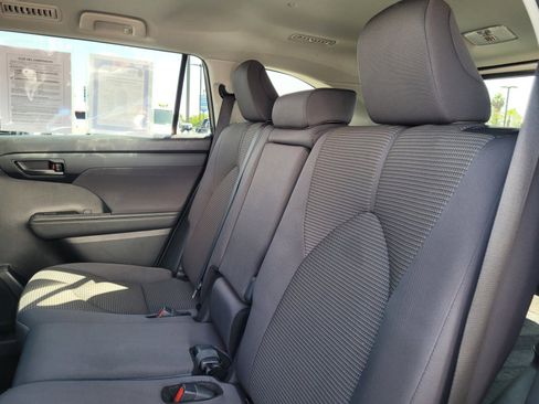 Used 2024 Toyota Highlander LE AWD/4WD image 14