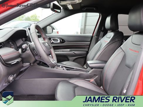 Used 2025 Jeep Compass Trailhawk AWD/4WD image 23
