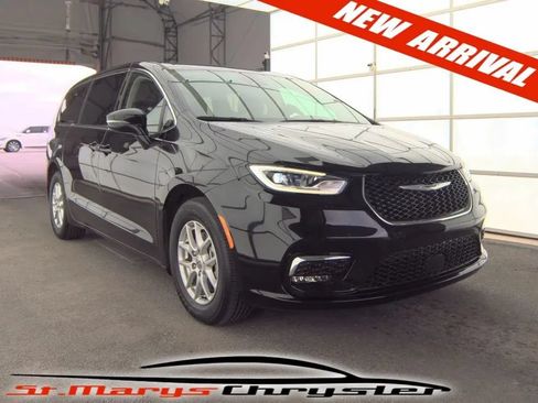 Used 2024 Chrysler Pacifica Touring-L FWD image 1