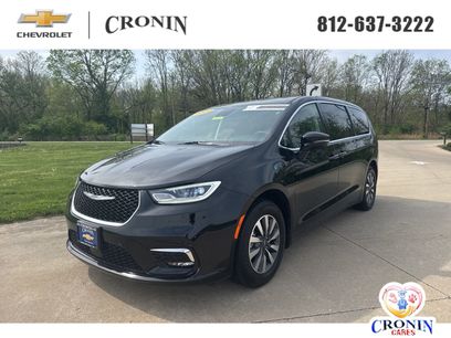 Used 2024 Chrysler Pacifica Select