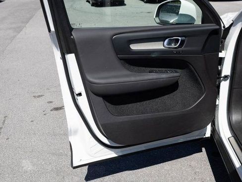 Used 2024 Volvo XC40 B5 Plus image 13