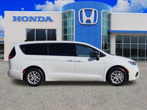 Used 2024 Chrysler Pacifica Touring-L image 2