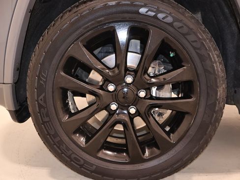 Used 2020 Jeep Grand Cherokee Altitude AWD/4WD image 38