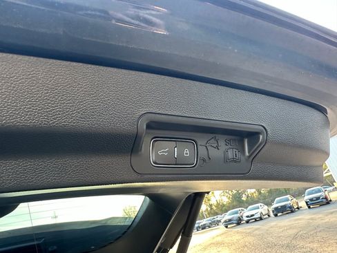 Used 2022 Ford Explorer XLT image 28