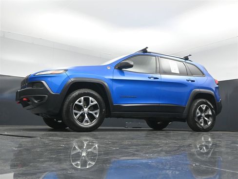 Used 2018 Jeep Cherokee Trailhawk w/ Cold Weather Group AWD/4WD image 29