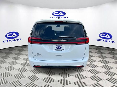 Used 2023 Chrysler Pacifica Touring-L FWD image 5