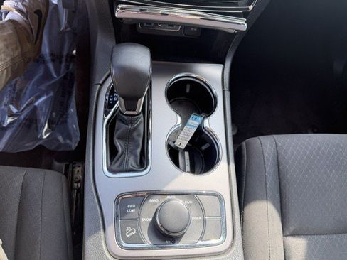 Used 2019 Jeep Grand Cherokee Laredo AWD/4WD image 24