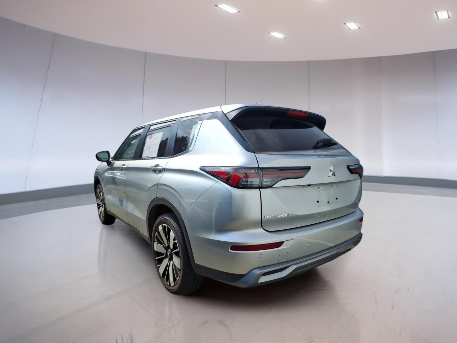 Used 2025 Mitsubishi Outlander SE AWD/4WD image 3