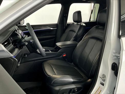 Used 2025 Jeep Grand Cherokee Overland w/ Trailer Tow Package image 8