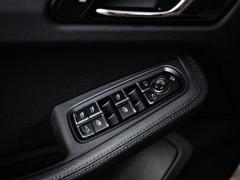 Certified 2023 Porsche Macan AWD/4WD image 22