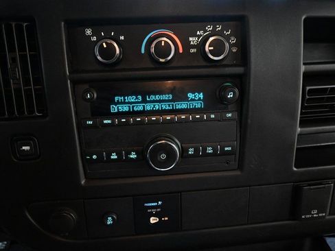 Used 2017 Chevrolet Express 3500 image 25