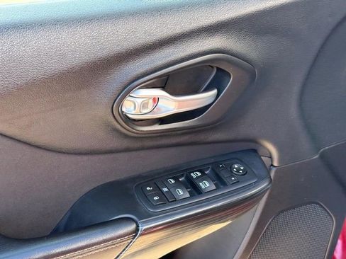 Used 2016 Jeep Cherokee Latitude w/ Comfort & Convenience Group image 18