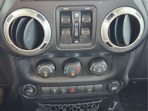 Used 2015 Jeep Wrangler Unlimited Sahara w/ Connectivity Group AWD/4WD image 17