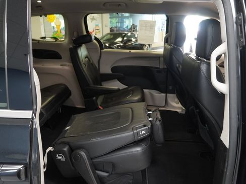 Used 2019 Chrysler Pacifica Touring-L FWD image 22