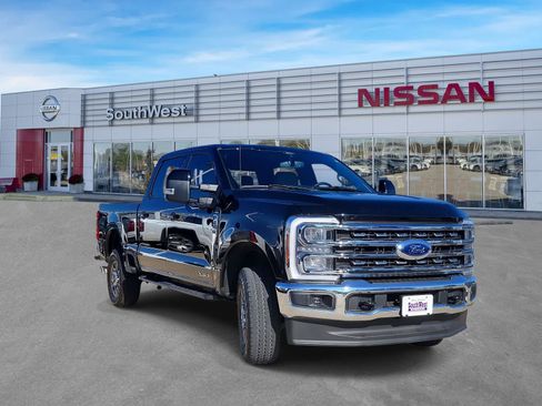 Used 2024 Ford F250 Lariat w/ FX4 Off-Road Package image 5