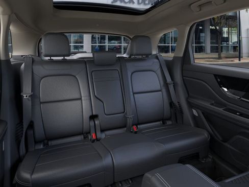 Used 2026 Lincoln Corsair Premiere image 11