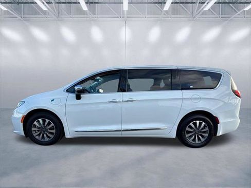 Certified 2023 Chrysler Pacifica Limited FWD image 3