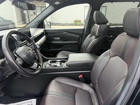 Used 2025 Honda Pilot Black Edition image 18