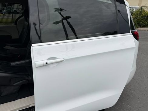 Used 2024 Chrysler Pacifica Touring-L FWD image 10
