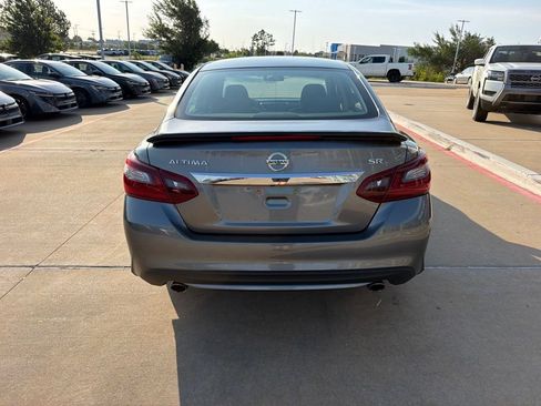 Used 2017 Nissan Altima 2.5 SR w/ Midnight Edition Package FWD image 4