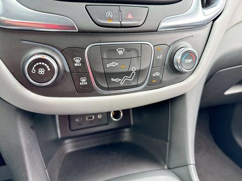 Used 2022 Chevrolet Equinox LS FWD image 19