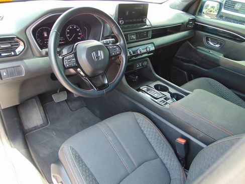 Used 2025 Honda Pilot Sport image 11
