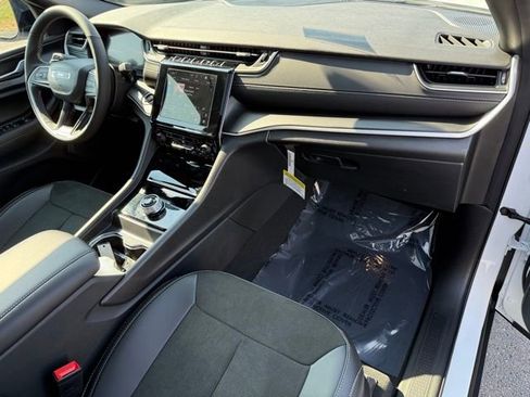 New 2025 Jeep Grand Cherokee Altitude image 14