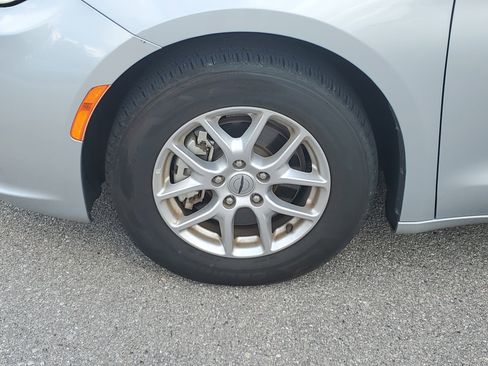 Used 2023 Chrysler Pacifica Touring-L image 9