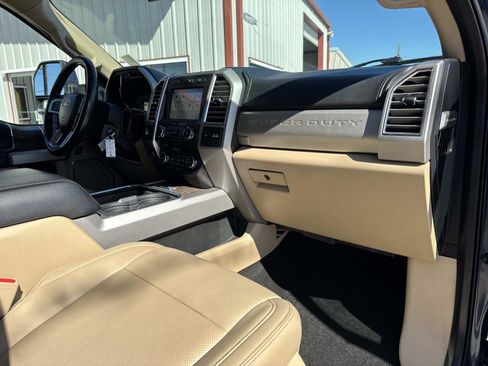 Used 2017 Ford F250 Lariat w/ Lariat Value Package image 12