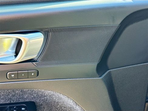 Used 2023 Volvo XC40 B5 Plus image 20