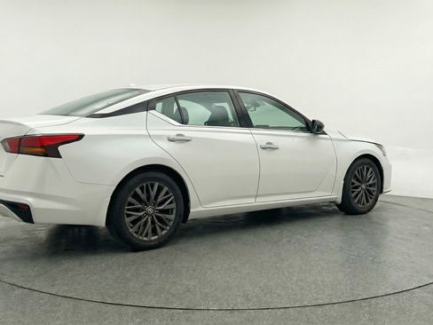 Used 2025 Nissan Altima 2.5 SV image 9