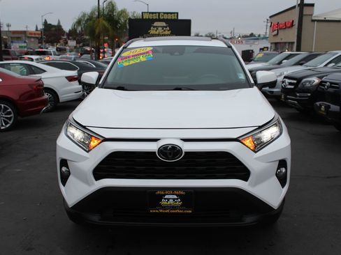 Used 2020 Toyota RAV4 XLE Premium image 3