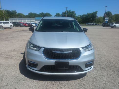 Used 2024 Chrysler Pacifica Touring-L FWD image 6