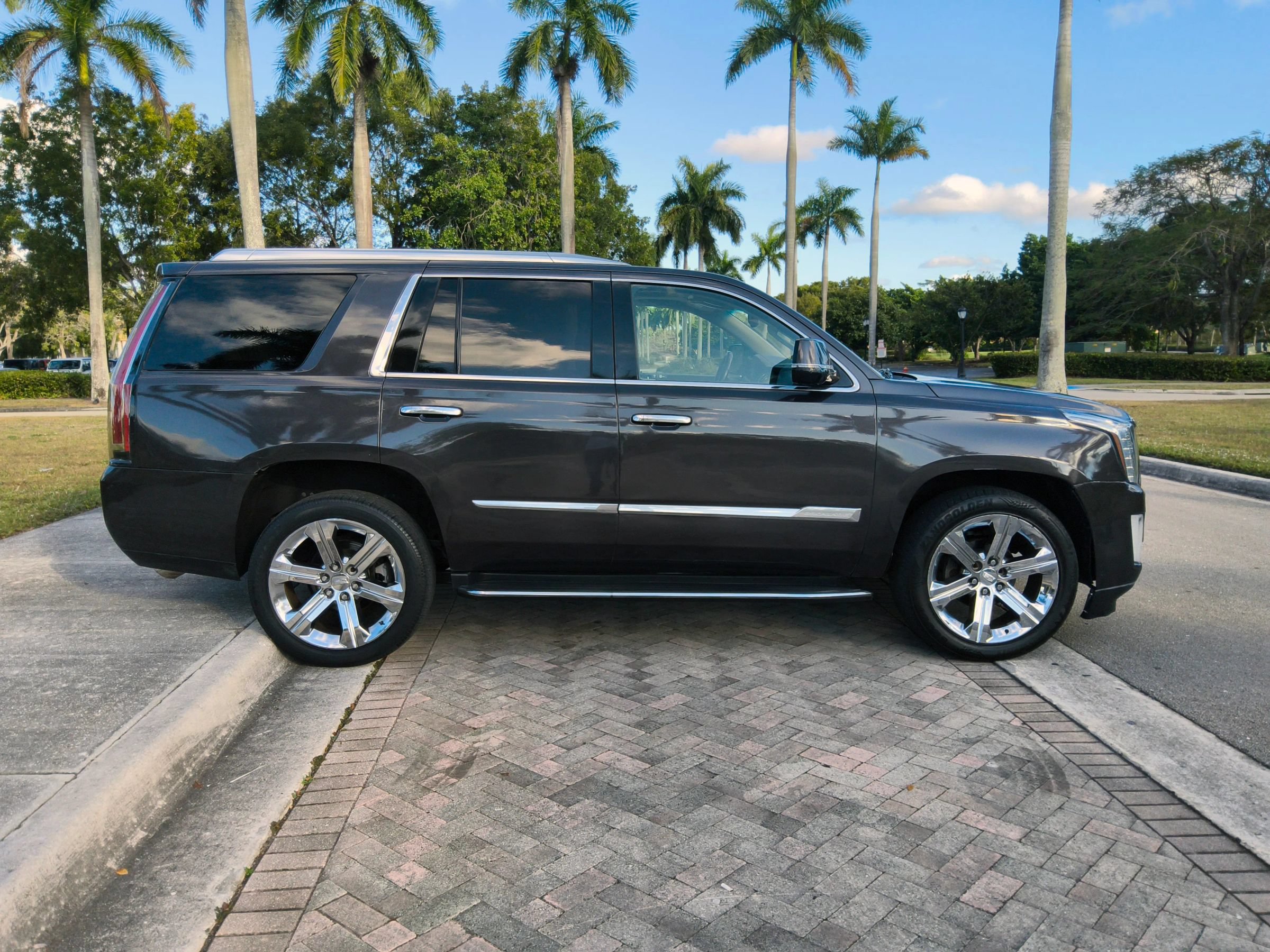 Used 2016 Cadillac Escalade Luxury AWD/4WD image 19