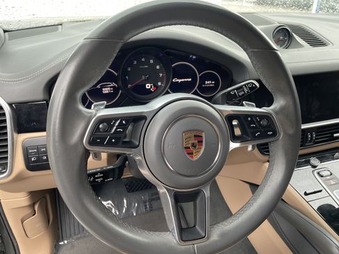 Used 2023 Porsche Cayenne AWD/4WD image 17