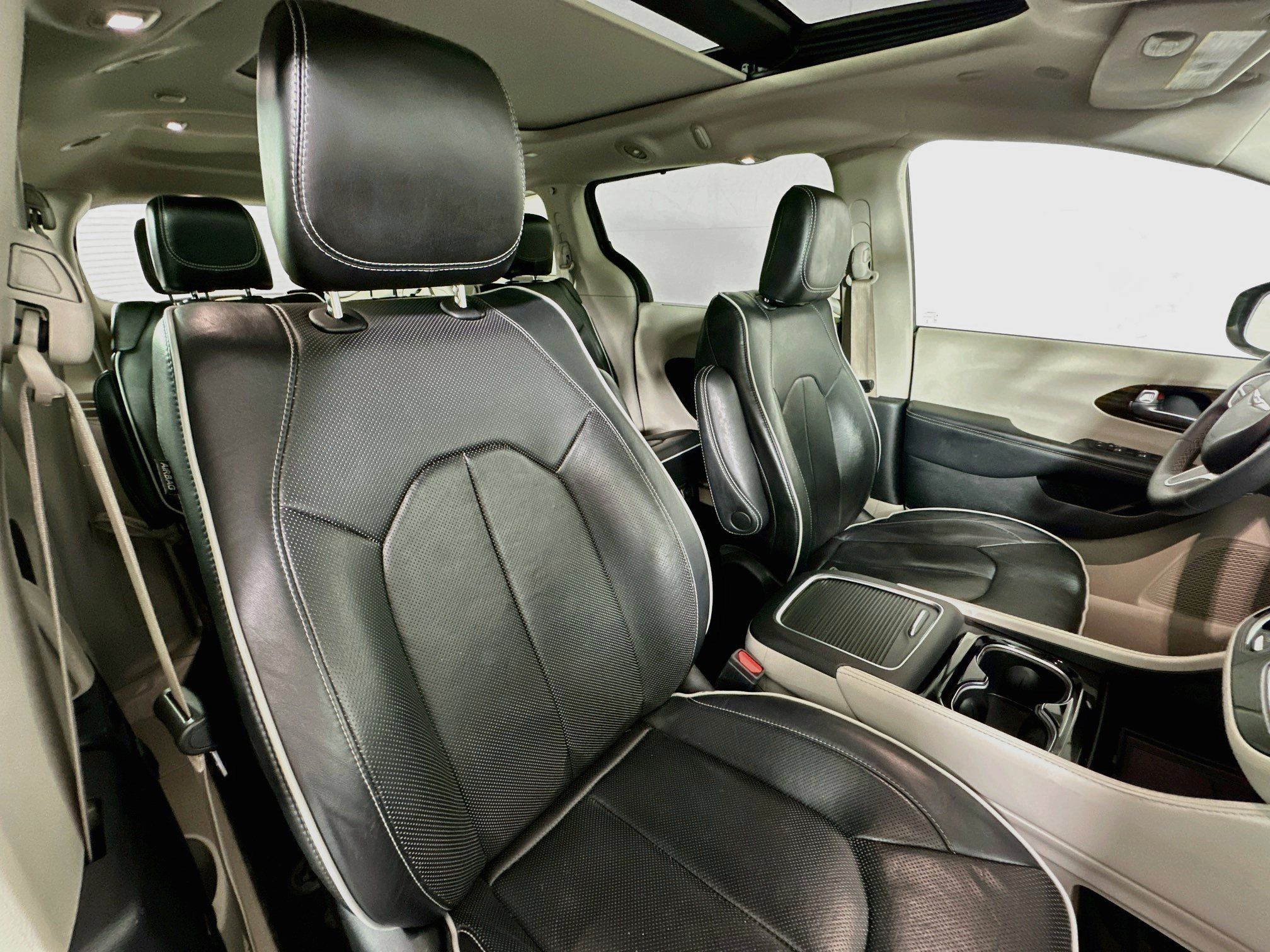 Used 2023 Chrysler Pacifica Limited FWD image 29