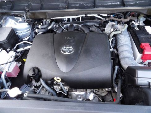 Used 2021 Toyota Highlander XLE image 29