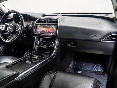 Used 2020 Jaguar XE S image 5