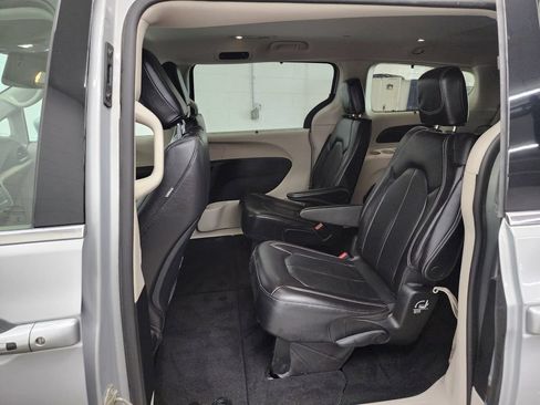 Used 2022 Chrysler Pacifica Touring-L FWD image 26