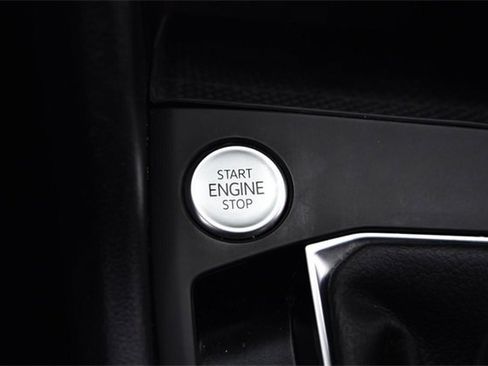 Certified 2022 Volkswagen Taos SE w/ Panoramic Sunroof Package image 16