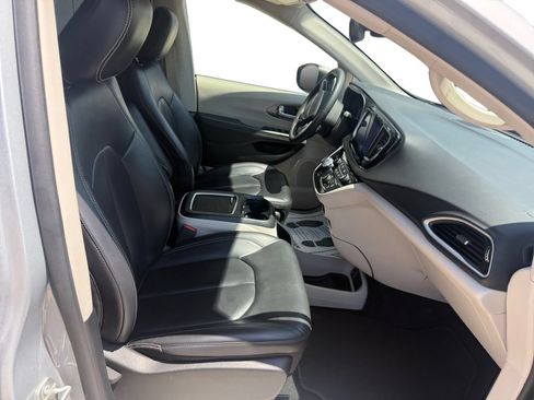 Used 2023 Chrysler Pacifica Touring-L FWD image 16