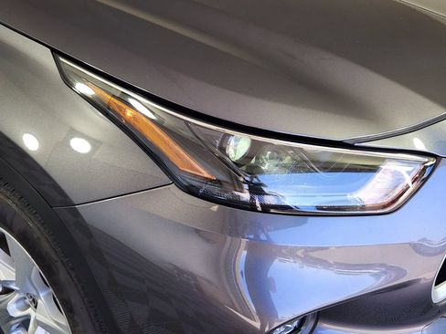 Used 2022 Toyota Highlander LE AWD/4WD image 10