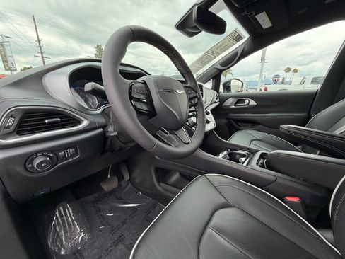 Used 2026 Chrysler Pacifica Limited w/ S Appearance Package FWD image 28
