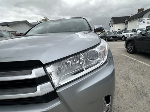Used 2019 Toyota Highlander XLE AWD/4WD image 34