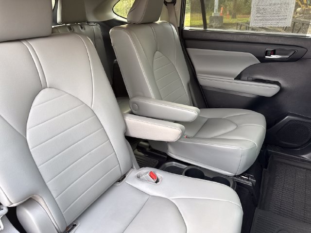Used 2021 Toyota Highlander XLE AWD/4WD image 22