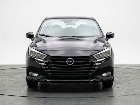 Used 2025 Nissan Versa SV image 2