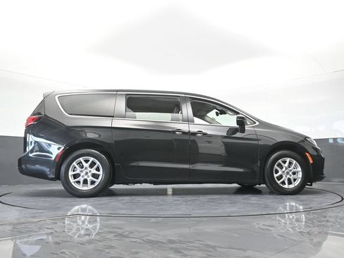 Used 2023 Chrysler Pacifica Touring-L FWD image 59