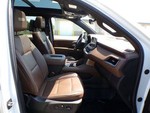 Used 2023 Chevrolet Suburban High Country w/ Advanced Technology Package AWD/4WD image 7