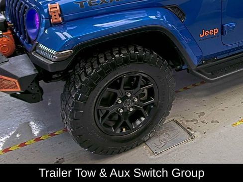 Used 2024 Jeep Gladiator Sport AWD/4WD image 2